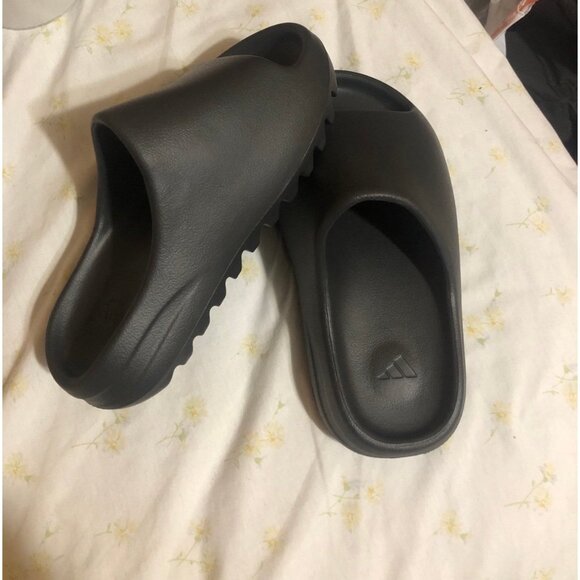 Adidas Yeezy Slide Onyx - Men’s Size 4 (No Box) - Picture 4 of 5